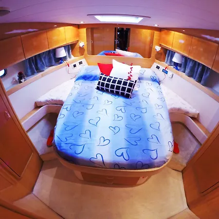 Úszó hotel Yacht Porto